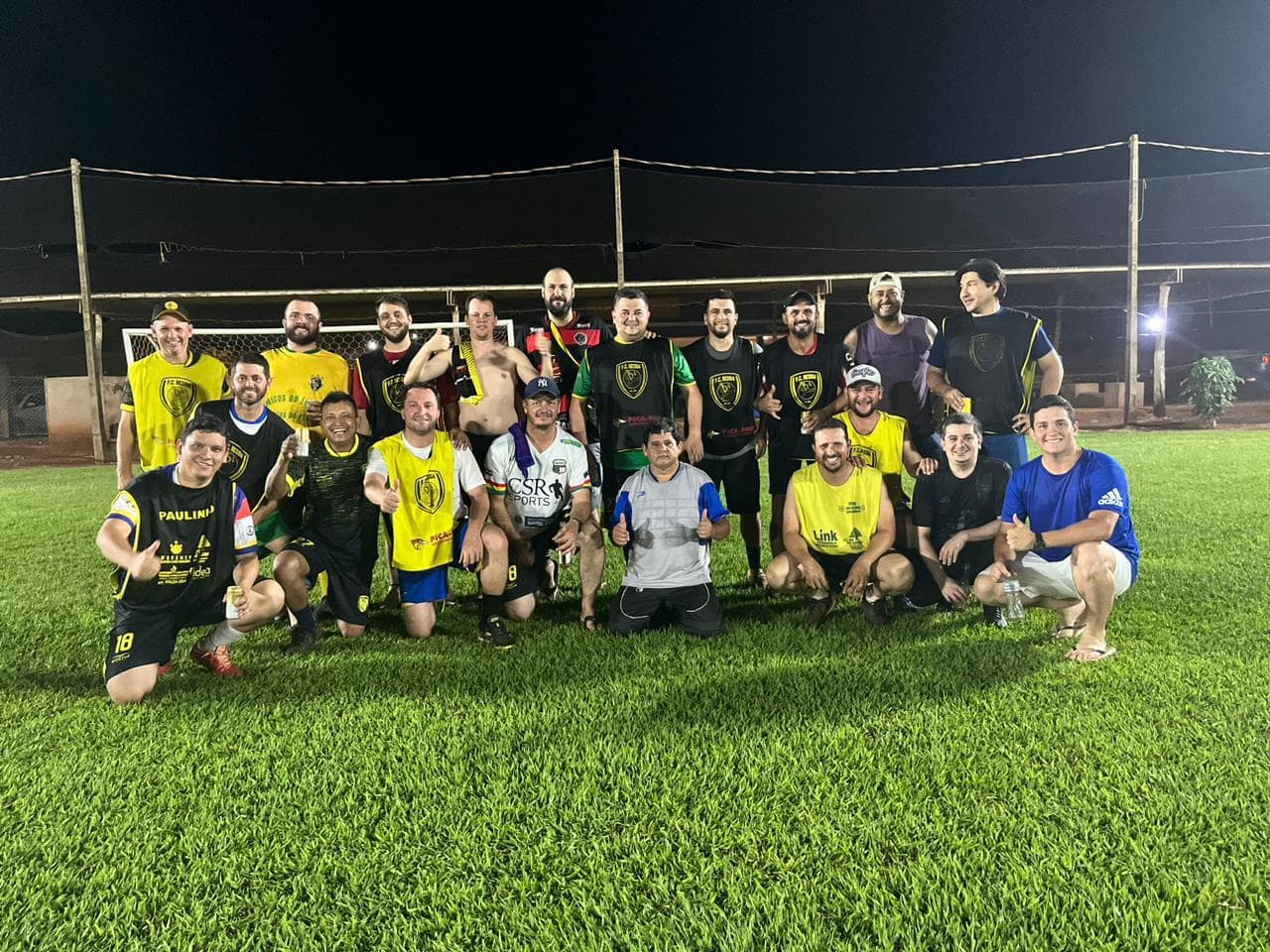O time do FC Bexiga reunido no gramado após o futebol à noite